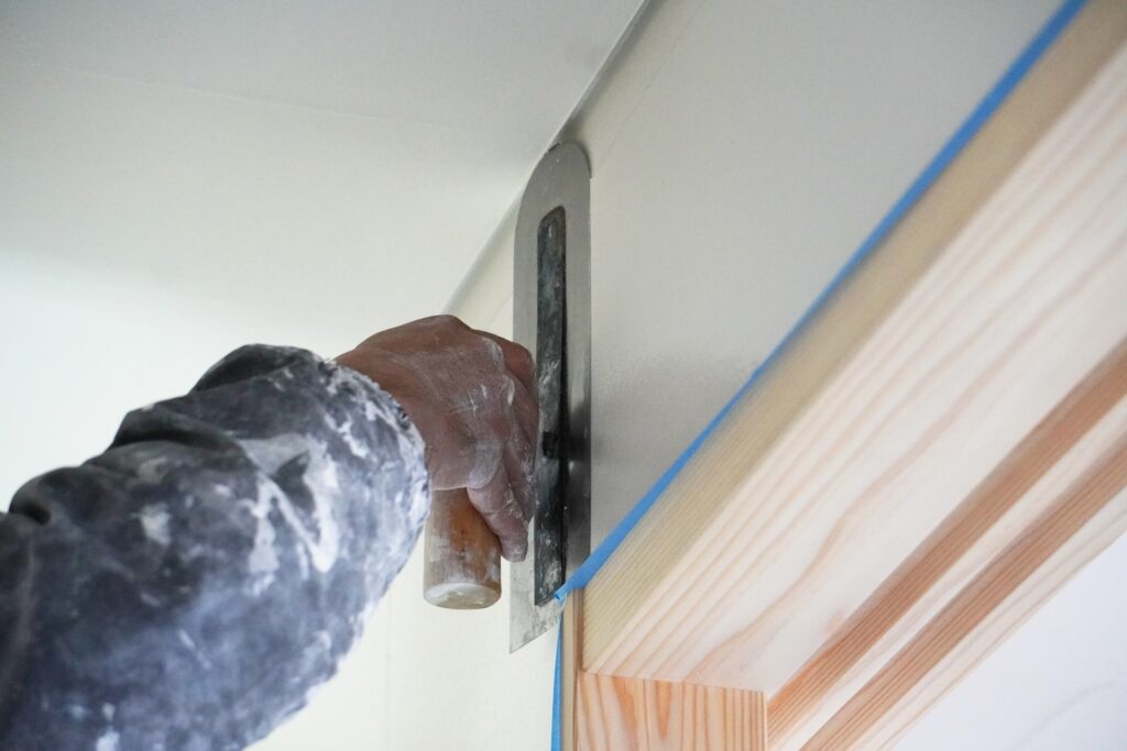左官職人が内装を鏝を使って塗っている手元